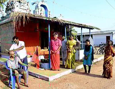 மு.க.ஸ்டாலின் பதவியேற்பு: மாற்றுத்திறனாளி முடிகாணிக்கை செலுத்தி வழிபாடு