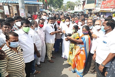 கிருஷ்ணகிரியில் திமுகவினா் கொண்டாட்டம்