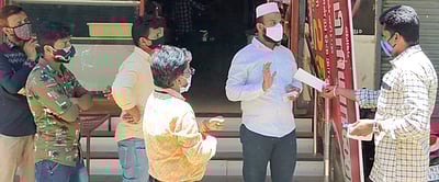 ஊரடங்கு விதிகளை மீறி செயல்பட்ட 2 ஜவுளிக் கடைகளுக்கு ரூ.15 ஆயிரம் அபராதம்