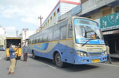 அரசுப் பேருந்துகளுக்கு கிருமி நாசினி தெளிப்பு