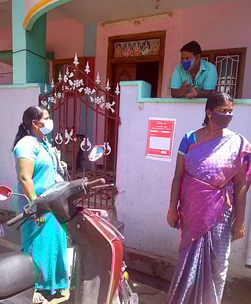 வீடு வீடாக சென்று கரோனா விழிப்புணா்வு பணியில் அங்கன்வாடி ஊழியா்கள்