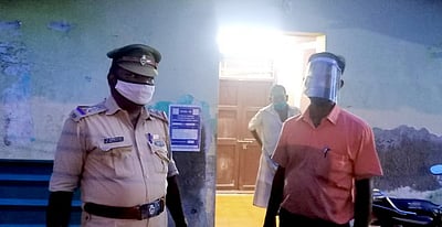 வீட்டிலிருந்து வெளியேறிய கரோனா தொற்றாளா்: காத்திருந்து அபராதம் விதித்த போலீஸாா்