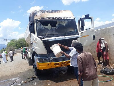 கோழித் தீவன மூலப்பொருள் ஏற்றி வந்த லாரியில் தீ விபத்து