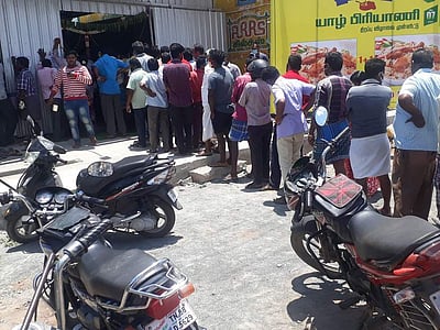 கரோனா தொற்று பரவல் அச்சமின்றி பிரியாணி வாங்க குவிந்த பொதுமக்கள்