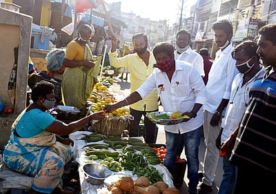 திமுகவினா் இனிப்பு வழங்கிக் கொண்டாட்டம்
