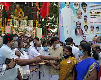 செய்யாற்றில் தலைவா்கள் சிலைகளுக்கு எம்எல்ஏ மாலை அணிவித்து மரியாதை