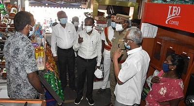 விழுப்புரம் நகரில் நடந்து சென்று ஆட்சியா் ஆய்வு: கரோனா விதிகளை மீறிய கடைகளுக்கு எச்சரிக்கை