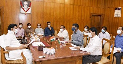 கரோனா நிவாரணம் ரூ.2,000: முதல்வர் ஆலோசனை; திட்டம்: நாளை தொடக்கம்