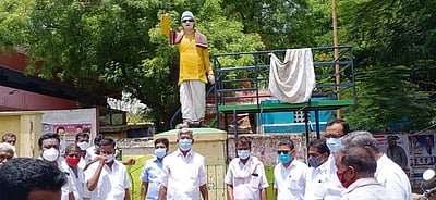 திருச்சி மரக்கடையில் எம்ஜிஆர் சிலை சேதம்: அதிமுகவினர் போராட்டம்