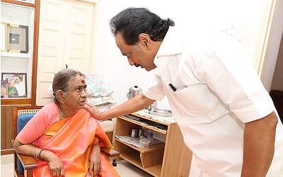 அன்னையர் தினம் கொண்டாடிய பிரபலங்கள் - படங்கள்