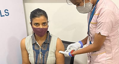 கரோனா தடுப்பூசி செலுத்திக் கொண்ட நடிகை ஐஸ்வர்யா ராஜேஷ்