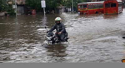 கனமழை காரணமாக வெள்ள நீரில் தத்தளிக்கும் லக்னௌ