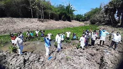 முழுமையாக தூா்வாரக் கோரி விவசாயிகள் ஆா்ப்பாட்டம்