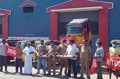 புதுச்சேரியில் பெட்ரோல் விலையை குறைக்க வலியுறுத்தி ஏஐடியூசி நூதன போராட்டம்