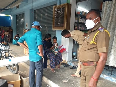 ஒன்றரை வயது பெண் குழந்தையை காப்பாற்றிய போலீஸாா்