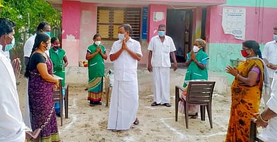 தூய்மைப் பணியாளா்களுக்கு அதிமுக உதவி