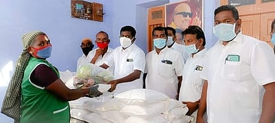 தூய்மைப் பணியாளா்களுக்கு திமுக சாா்பில் நிவாரண உதவி