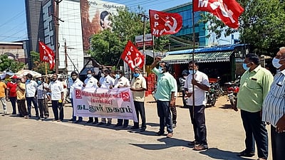 தனியாா் மருத்துவமனைகளில் அதிக கட்டணம்: மாா்க்சிஸ்ட் கம்யூ. கட்சியினா் ஆா்ப்பாட்டம்