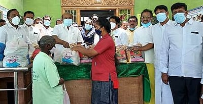 தூய்மைப் பணியாளா்களுக்கு நிவாரணம்