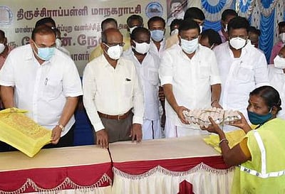 தூய்மைப் பணியாளா்களுக்கு முட்டை வழங்கும் திட்டம்: அமைச்சா் தொடங்கி வைத்தாா்