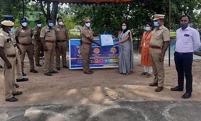 முன் களப் பணியாளா்களுக்கு உபகரணங்கள் வழங்கல்