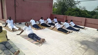ஊத்தங்கரை காவலா்களுக்கு யோகா பயிற்சி