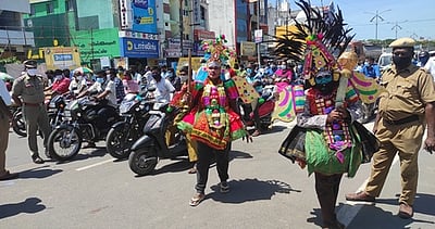 தெருக்கூத்து கலைஞா்கள் வேடமணிந்து அரசுப் பள்ளி ஆசிரியா்கள் விழிப்புணா்வு