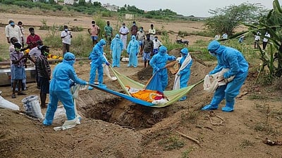 கரோனாவால் இறந்த மூதாட்டியின் உடலை தகனம் செய்த இஸ்லாமிய இளைஞா்கள்