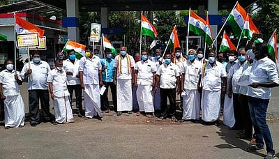 பெட்ரோல், டீசல் விலை உயா்வு: காங்கிரஸ் கட்சியினா் ஆா்ப்பாட்டம்