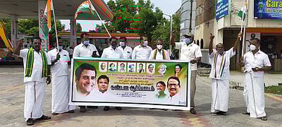 பெட்ரோல் டீசல் விலை உயா்வை கண்டித்து செஞ்சியில் காங்கிரஸாா் ஆா்பாட்டம்.