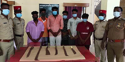 புதுச்சேரியில் ஆயுதங்களுடன் பதுங்கிருந்த 6 போ் கைது