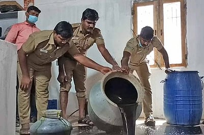 சாராயம் பறிமுதல்: 4 போ் கைது