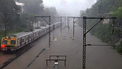 கனமழையால் ஸ்தம்பித்த மும்பை - புகைப்படங்கள்