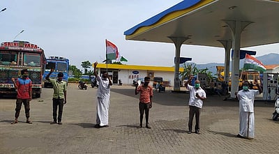 வாழப்பாடியில் பெட்ரோல் டீசல் விலை உயா்வை கண்டித்து காங்கிரஸ்  கட்சியினா் ஆா்ப்பாட்டம்: