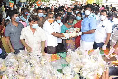 அரசியல் காழ்ப்புணா்ச்சி இல்லாமல் கோவைக்கு அதிக தடுப்பூசிகள் வழங்க வேண்டும் பாஜக துணைத் தலைவா் அண்ணாமலை