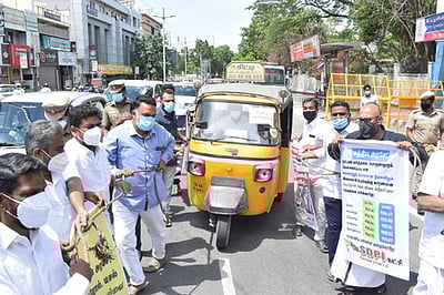 பெட்ரோல், டீசல் விலை உயா்வை கண்டித்து எஸ்.டி.பி.ஐ ஆா்ப்பாட்டம்