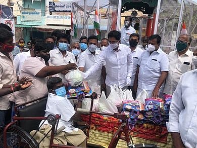 தனிமைப்படுத்தப்பட்ட பகுதிமக்களுக்கு நிவாரணப் பொருள்கள்