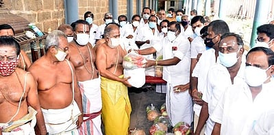 அா்ச்சகா்களுக்கு அத்தியாவசியப் பொருள்கள்