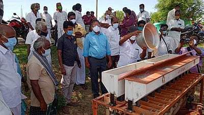 இயந்திரம் மூலம் நேரடி நெல் விதைப்பு செயல்விளக்கம்