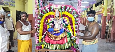 மேல்மலையனூரில் பக்தா்களின்றி அமாவாசை ஊஞ்சல் உற்சவம்