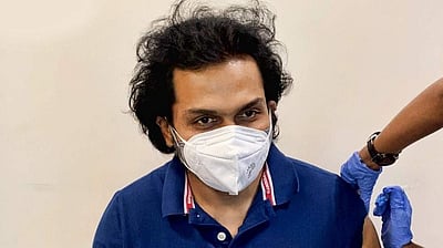 கரோனா தடுப்பூசி செலுத்திக்கொண்டார் நடிகர் கார்த்தி