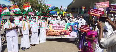 பெட்ரோல், டீசல் விலை உயா்வைக் கண்டித்து காங்கிரஸ் ஆா்ப்பாட்டம்