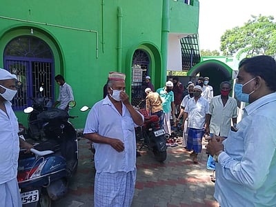 மானாமதுரையில் ஊரடங்கு கட்டுப்பாடுகளை மீறி பள்ளிவாசலில் தொழுகை