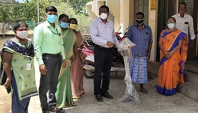 சாத்தான்குளத்தில் விவசாயிகளுக்கு தென்னை  மரம் ஏறும் கருவி அளிப்பு