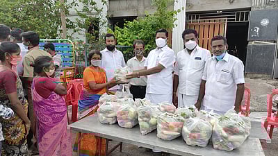 முன்களப் பணியாளா்களுக்கு காய்கனி