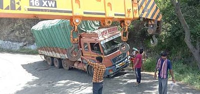 திம்பம் மலைப் பாதையில் பழுதாகி நின்ற லாரி: போக்குவரத்து பாதிப்பு