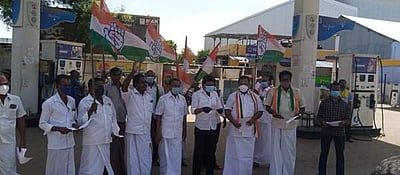 உசிலம்பட்டி: பெட்ரோல் டீசல் விலை உயர்வு கண்டித்து காங்கிரஸ் கட்சியினர் ஆர்பாட்டம்