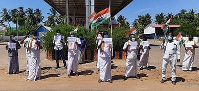 வேதாரண்யம்: பெட்ரோல், டீசல் விலை உயர்வைக் கண்டித்து காங்கிரஸார் ஆர்ப்பாட்டம்