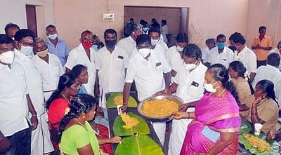 கீழப்பாவூா் பேரூராட்சி தூய்மைப் பணியாளா்களுக்கு மதிய உணவு