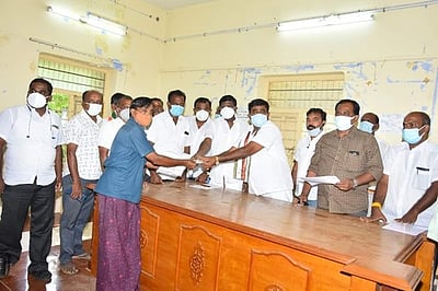 கீழப்பாவூா், கடையத்தில் 440 பேருக்கு திருமண உதவித் தொகை